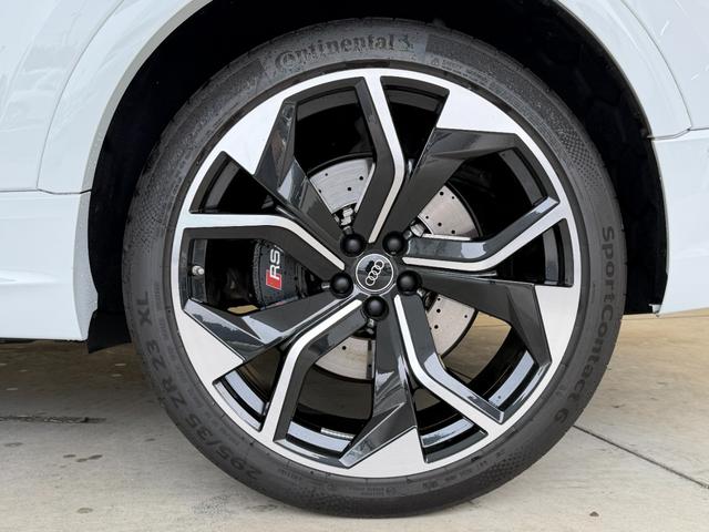 ＲＳ Ｑ８ ベースグレード　ワンオーナー　ＲＳスポーツエキゾースト　パノラマサンルーフ　カーボングロスブラックスタイリングパッケージ　デコラティブパネルカーボンツイル　プライバシーガラス　認定中古車（14枚目）