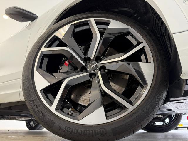 ＲＳ Ｑ８ ベースグレード　ワンオーナー　ＲＳスポーツエキゾースト　パノラマサンルーフ　カーボングロスブラックスタイリングパッケージ　デコラティブパネルカーボンツイル　プライバシーガラス　認定中古車（15枚目）