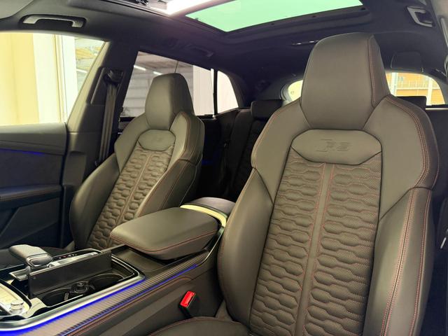 ＲＳ Ｑ８ ベースグレード　ワンオーナー　ＲＳスポーツエキゾースト　パノラマサンルーフ　カーボングロスブラックスタイリングパッケージ　デコラティブパネルカーボンツイル　プライバシーガラス　認定中古車（24枚目）