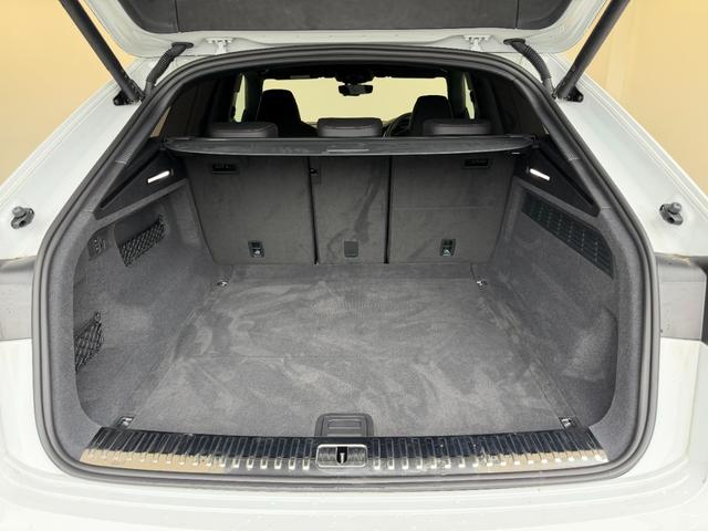 ＲＳ Ｑ８ ベースグレード　ワンオーナー　ＲＳスポーツエキゾースト　パノラマサンルーフ　カーボングロスブラックスタイリングパッケージ　デコラティブパネルカーボンツイル　プライバシーガラス　認定中古車（61枚目）
