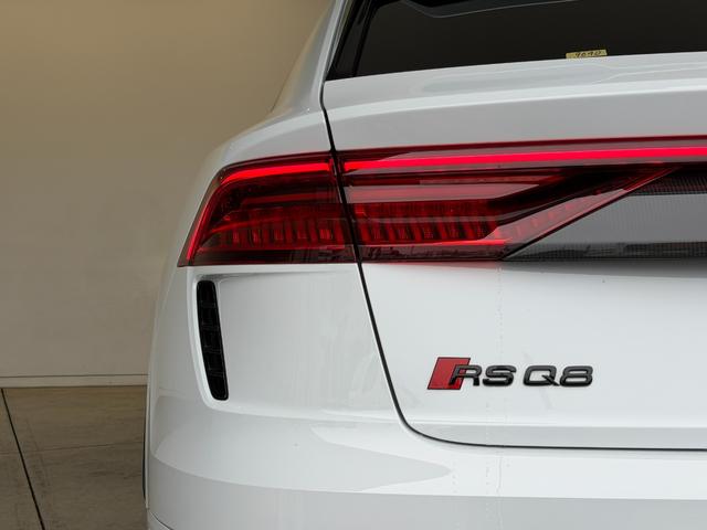 ＲＳ Ｑ８ ベースグレード　ワンオーナー　ＲＳスポーツエキゾースト　パノラマサンルーフ　カーボングロスブラックスタイリングパッケージ　デコラティブパネルカーボンツイル　プライバシーガラス　認定中古車（69枚目）