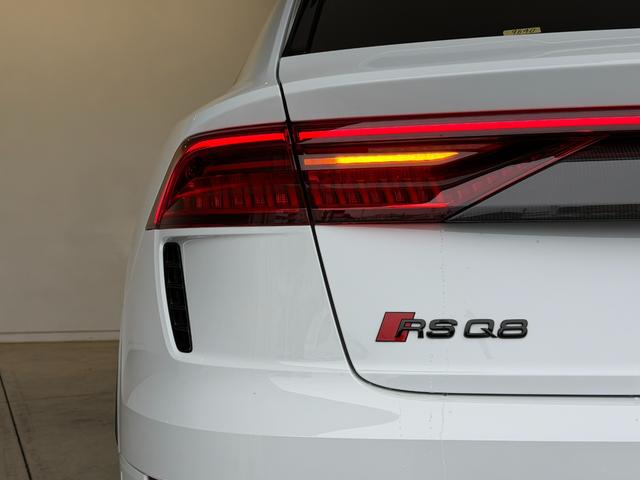 ＲＳ Ｑ８ ベースグレード　ワンオーナー　ＲＳスポーツエキゾースト　パノラマサンルーフ　カーボングロスブラックスタイリングパッケージ　デコラティブパネルカーボンツイル　プライバシーガラス　認定中古車（70枚目）
