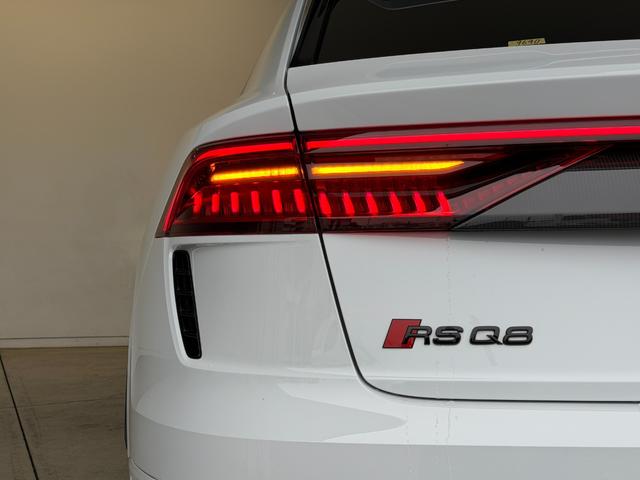 ＲＳ Ｑ８ ベースグレード　ワンオーナー　ＲＳスポーツエキゾースト　パノラマサンルーフ　カーボングロスブラックスタイリングパッケージ　デコラティブパネルカーボンツイル　プライバシーガラス　認定中古車（71枚目）