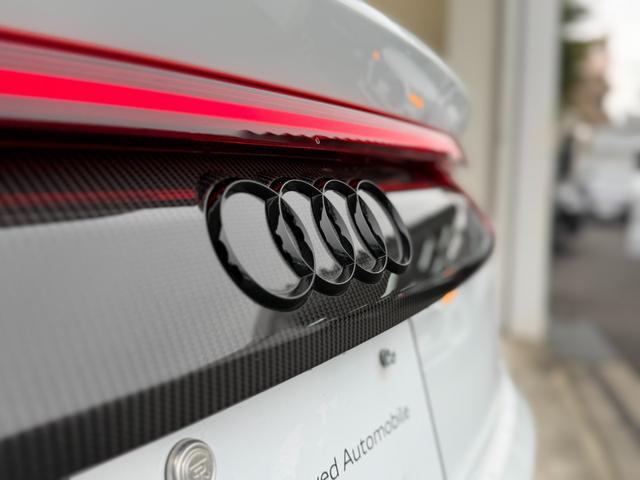 ＲＳ Ｑ８ ベースグレード　ワンオーナー　ＲＳスポーツエキゾースト　パノラマサンルーフ　カーボングロスブラックスタイリングパッケージ　デコラティブパネルカーボンツイル　プライバシーガラス　認定中古車（73枚目）