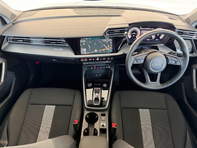 Ａ３ スポーツバック３０ＴＦＳＩアドバンスド　デモアップ　コンビニエンス＆アシスタンスパッケージライト　ナビゲーションパッケージ　３ゾーンオートマチックエアコンディショナー　認定中古車（4枚目）