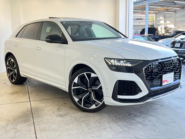 ＲＳ Ｑ８ ベースグレード　ＲＳスポーツエキゾースト　パノラマサンルーフ　エクステンディッドフルレザーパッケージ　コンフォートパッケージ　アコースティックガラス　ブラックスタイリングパッケージ　プライバシーガラス　認定中古車（7枚目）