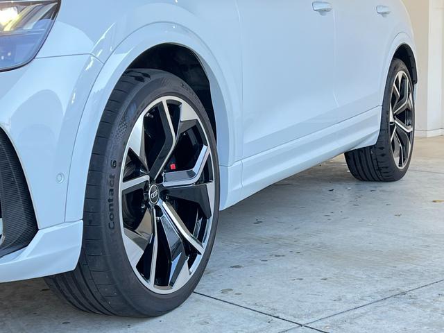 ＲＳ Ｑ８ ベースグレード　ＲＳスポーツエキゾースト　パノラマサンルーフ　エクステンディッドフルレザーパッケージ　コンフォートパッケージ　アコースティックガラス　ブラックスタイリングパッケージ　プライバシーガラス　認定中古車（10枚目）