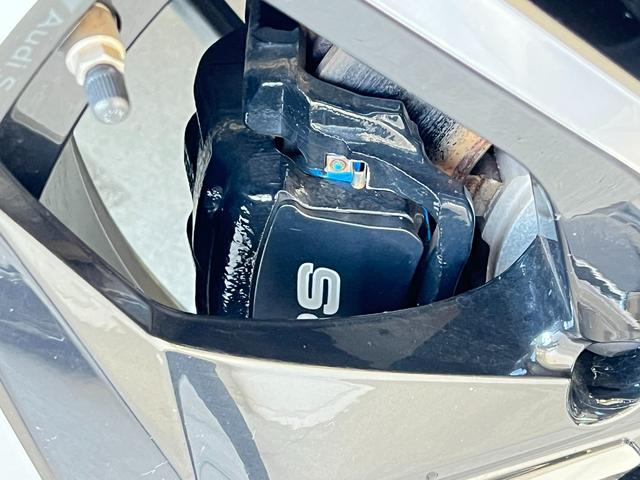 ＲＳ Ｑ８ ベースグレード　ＲＳスポーツエキゾースト　パノラマサンルーフ　エクステンディッドフルレザーパッケージ　コンフォートパッケージ　アコースティックガラス　ブラックスタイリングパッケージ　プライバシーガラス　認定中古車（12枚目）