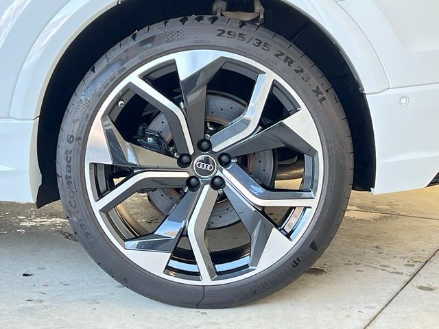 ＲＳ Ｑ８ ベースグレード　ＲＳスポーツエキゾースト　パノラマサンルーフ　エクステンディッドフルレザーパッケージ　コンフォートパッケージ　アコースティックガラス　ブラックスタイリングパッケージ　プライバシーガラス　認定中古車（13枚目）