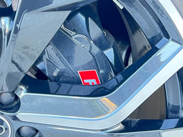 ＲＳ Ｑ８ ベースグレード　ＲＳスポーツエキゾースト　パノラマサンルーフ　エクステンディッドフルレザーパッケージ　コンフォートパッケージ　アコースティックガラス　ブラックスタイリングパッケージ　プライバシーガラス　認定中古車（16枚目）