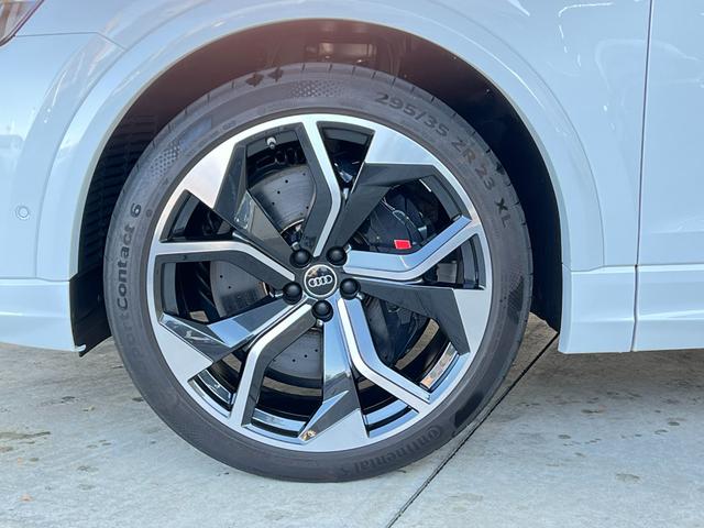 ＲＳ Ｑ８ ベースグレード　ＲＳスポーツエキゾースト　パノラマサンルーフ　エクステンディッドフルレザーパッケージ　コンフォートパッケージ　アコースティックガラス　ブラックスタイリングパッケージ　プライバシーガラス　認定中古車（17枚目）