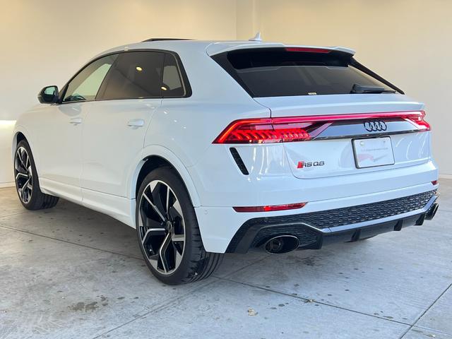 ＲＳ Ｑ８ ベースグレード　ＲＳスポーツエキゾースト　パノラマサンルーフ　エクステンディッドフルレザーパッケージ　コンフォートパッケージ　アコースティックガラス　ブラックスタイリングパッケージ　プライバシーガラス　認定中古車（18枚目）