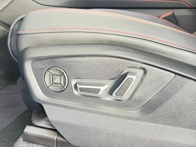 ＲＳ Ｑ８ ベースグレード　ＲＳスポーツエキゾースト　パノラマサンルーフ　エクステンディッドフルレザーパッケージ　コンフォートパッケージ　アコースティックガラス　ブラックスタイリングパッケージ　プライバシーガラス　認定中古車（22枚目）