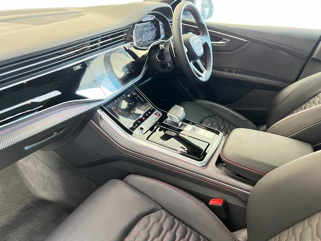 ＲＳ Ｑ８ ベースグレード　ＲＳスポーツエキゾースト　パノラマサンルーフ　エクステンディッドフルレザーパッケージ　コンフォートパッケージ　アコースティックガラス　ブラックスタイリングパッケージ　プライバシーガラス　認定中古車（23枚目）