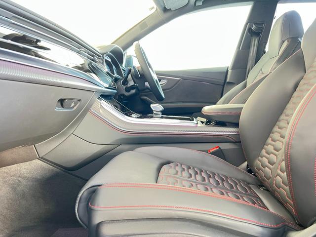 ＲＳ Ｑ８ ベースグレード　ＲＳスポーツエキゾースト　パノラマサンルーフ　エクステンディッドフルレザーパッケージ　コンフォートパッケージ　アコースティックガラス　ブラックスタイリングパッケージ　プライバシーガラス　認定中古車（24枚目）