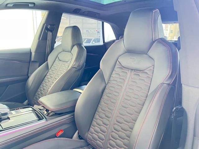 ＲＳ Ｑ８ ベースグレード　ＲＳスポーツエキゾースト　パノラマサンルーフ　エクステンディッドフルレザーパッケージ　コンフォートパッケージ　アコースティックガラス　ブラックスタイリングパッケージ　プライバシーガラス　認定中古車（25枚目）