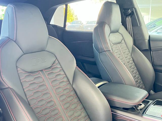 ＲＳ Ｑ８ ベースグレード　ＲＳスポーツエキゾースト　パノラマサンルーフ　エクステンディッドフルレザーパッケージ　コンフォートパッケージ　アコースティックガラス　ブラックスタイリングパッケージ　プライバシーガラス　認定中古車（26枚目）