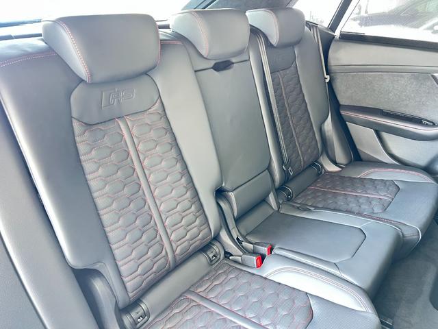 ＲＳ Ｑ８ ベースグレード　ＲＳスポーツエキゾースト　パノラマサンルーフ　エクステンディッドフルレザーパッケージ　コンフォートパッケージ　アコースティックガラス　ブラックスタイリングパッケージ　プライバシーガラス　認定中古車（30枚目）