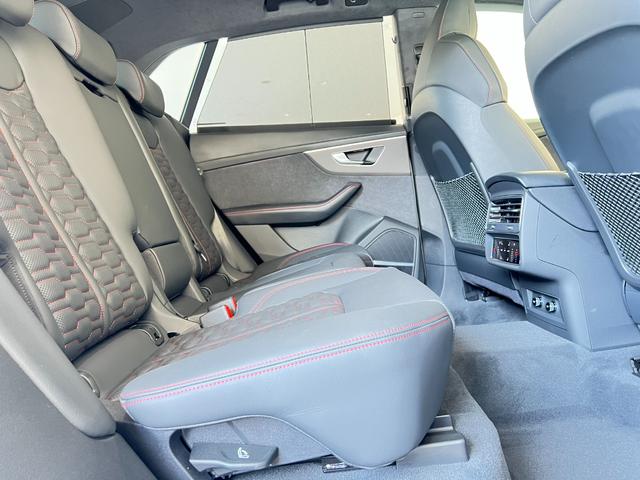 ＲＳ Ｑ８ ベースグレード　ＲＳスポーツエキゾースト　パノラマサンルーフ　エクステンディッドフルレザーパッケージ　コンフォートパッケージ　アコースティックガラス　ブラックスタイリングパッケージ　プライバシーガラス　認定中古車（31枚目）