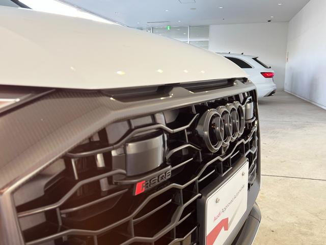 ＲＳ Ｑ８ ベースグレード　ＲＳスポーツエキゾースト　パノラマサンルーフ　エクステンディッドフルレザーパッケージ　コンフォートパッケージ　アコースティックガラス　ブラックスタイリングパッケージ　プライバシーガラス　認定中古車（70枚目）