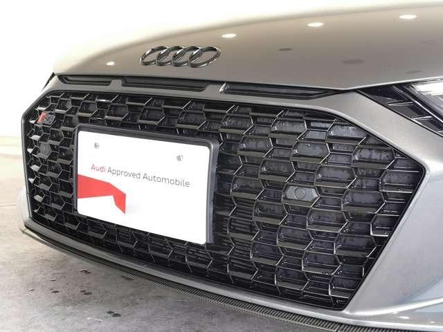 Ｒ８スパイダー Ｖ１０パフォーマンス５．２ＦＳＩクワトロＳトロニック　Ｂ＆Ｏ　サイドブレードマットチタニウムルック　セラミックブレーキ／グロスレッドブレーキキャリパー　ファインナッパレザー（スポーツシート）　ブラックＡｕｄｉｒｉｎｇｓ　Ｄステアリング　認定中古車（8枚目）