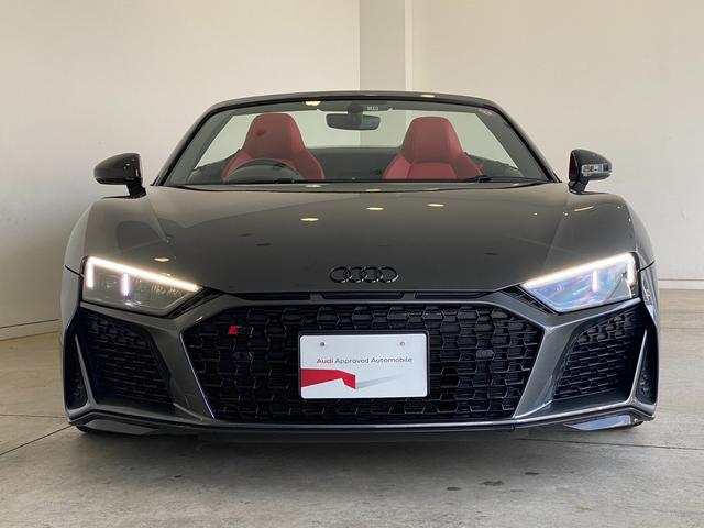 Ｒ８スパイダー Ｖ１０パフォーマンス５．２ＦＳＩクワトロＳトロニック　Ｂ＆Ｏ　サイドブレードマットチタニウムルック　セラミックブレーキ／グロスレッドブレーキキャリパー　ファインナッパレザー（スポーツシート）　ブラックＡｕｄｉｒｉｎｇｓ　Ｄステアリング　認定中古車（11枚目）