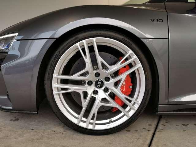 Ｒ８スパイダー Ｖ１０パフォーマンス５．２ＦＳＩクワトロＳトロニック　Ｂ＆Ｏ　サイドブレードマットチタニウムルック　セラミックブレーキ／グロスレッドブレーキキャリパー　ファインナッパレザー（スポーツシート）　ブラックＡｕｄｉｒｉｎｇｓ　Ｄステアリング　認定中古車（13枚目）