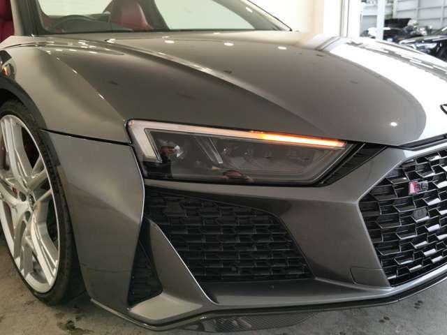 Ｒ８スパイダー Ｖ１０パフォーマンス５．２ＦＳＩクワトロＳトロニック　Ｂ＆Ｏ　サイドブレードマットチタニウムルック　セラミックブレーキ／グロスレッドブレーキキャリパー　ファインナッパレザー（スポーツシート）　ブラックＡｕｄｉｒｉｎｇｓ　Ｄステアリング　認定中古車（14枚目）
