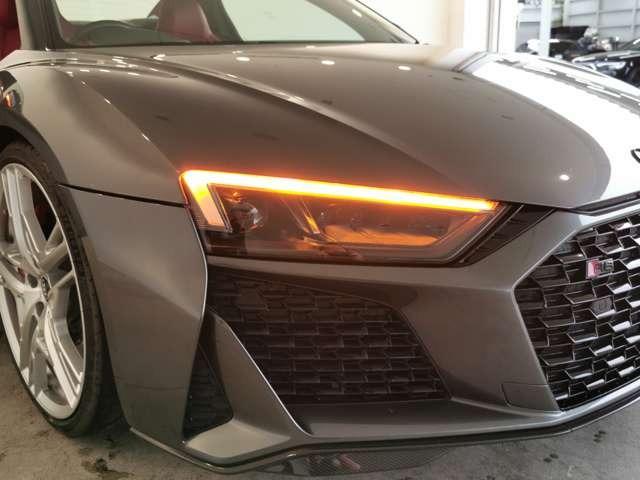Ｒ８スパイダー Ｖ１０パフォーマンス５．２ＦＳＩクワトロＳトロニック　Ｂ＆Ｏ　サイドブレードマットチタニウムルック　セラミックブレーキ／グロスレッドブレーキキャリパー　ファインナッパレザー（スポーツシート）　ブラックＡｕｄｉｒｉｎｇｓ　Ｄステアリング　認定中古車（15枚目）