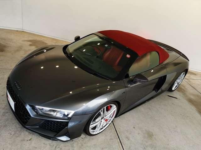 Ｒ８スパイダー Ｖ１０パフォーマンス５．２ＦＳＩクワトロＳトロニック　Ｂ＆Ｏ　サイドブレードマットチタニウムルック　セラミックブレーキ／グロスレッドブレーキキャリパー　ファインナッパレザー（スポーツシート）　ブラックＡｕｄｉｒｉｎｇｓ　Ｄステアリング　認定中古車（16枚目）