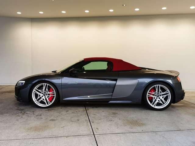 Ｒ８スパイダー Ｖ１０パフォーマンス５．２ＦＳＩクワトロＳトロニック　Ｂ＆Ｏ　サイドブレードマットチタニウムルック　セラミックブレーキ／グロスレッドブレーキキャリパー　ファインナッパレザー（スポーツシート）　ブラックＡｕｄｉｒｉｎｇｓ　Ｄステアリング　認定中古車（18枚目）