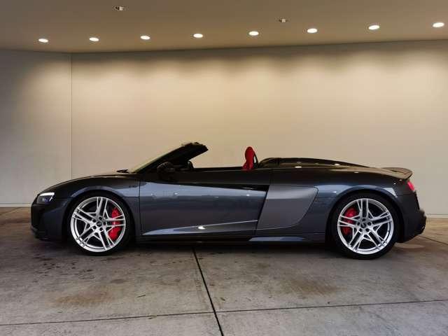 Ｒ８スパイダー Ｖ１０パフォーマンス５．２ＦＳＩクワトロＳトロニック　Ｂ＆Ｏ　サイドブレードマットチタニウムルック　セラミックブレーキ／グロスレッドブレーキキャリパー　ファインナッパレザー（スポーツシート）　ブラックＡｕｄｉｒｉｎｇｓ　Ｄステアリング　認定中古車（19枚目）
