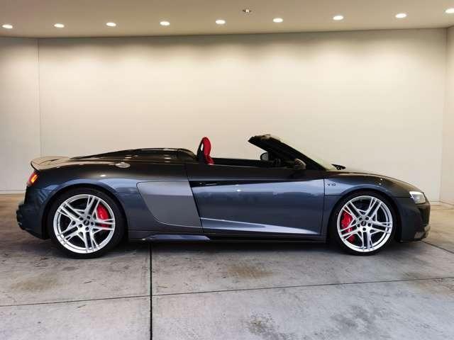 Ｒ８スパイダー Ｖ１０パフォーマンス５．２ＦＳＩクワトロＳトロニック　Ｂ＆Ｏ　サイドブレードマットチタニウムルック　セラミックブレーキ／グロスレッドブレーキキャリパー　ファインナッパレザー（スポーツシート）　ブラックＡｕｄｉｒｉｎｇｓ　Ｄステアリング　認定中古車（21枚目）