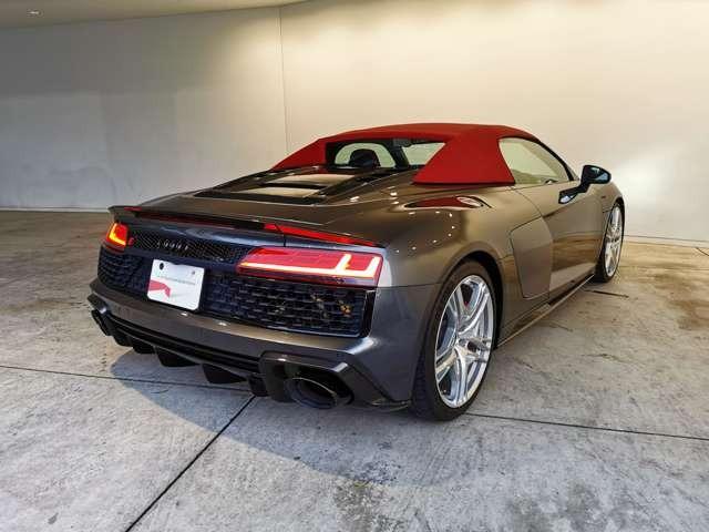 Ｒ８スパイダー Ｖ１０パフォーマンス５．２ＦＳＩクワトロＳトロニック　Ｂ＆Ｏ　サイドブレードマットチタニウムルック　セラミックブレーキ／グロスレッドブレーキキャリパー　ファインナッパレザー（スポーツシート）　ブラックＡｕｄｉｒｉｎｇｓ　Ｄステアリング　認定中古車（24枚目）
