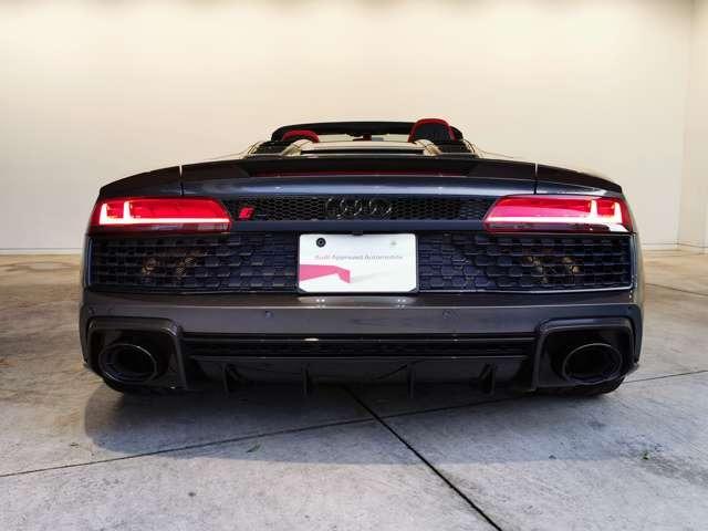 Ｒ８スパイダー Ｖ１０パフォーマンス５．２ＦＳＩクワトロＳトロニック　Ｂ＆Ｏ　サイドブレードマットチタニウムルック　セラミックブレーキ／グロスレッドブレーキキャリパー　ファインナッパレザー（スポーツシート）　ブラックＡｕｄｉｒｉｎｇｓ　Ｄステアリング　認定中古車（25枚目）