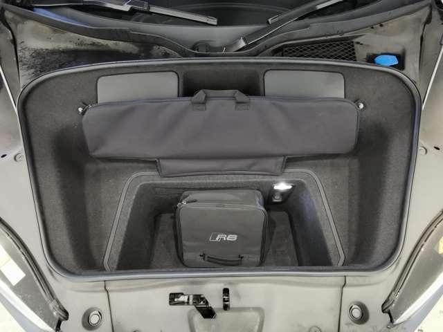 Ｒ８スパイダー Ｖ１０パフォーマンス５．２ＦＳＩクワトロＳトロニック　Ｂ＆Ｏ　サイドブレードマットチタニウムルック　セラミックブレーキ／グロスレッドブレーキキャリパー　ファインナッパレザー（スポーツシート）　ブラックＡｕｄｉｒｉｎｇｓ　Ｄステアリング　認定中古車（28枚目）