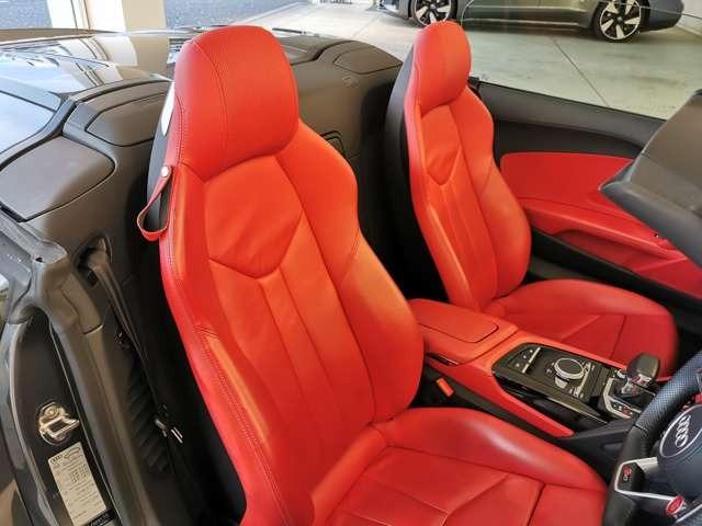 Ｒ８スパイダー Ｖ１０パフォーマンス５．２ＦＳＩクワトロＳトロニック　Ｂ＆Ｏ　サイドブレードマットチタニウムルック　セラミックブレーキ／グロスレッドブレーキキャリパー　ファインナッパレザー（スポーツシート）　ブラックＡｕｄｉｒｉｎｇｓ　Ｄステアリング　認定中古車（36枚目）