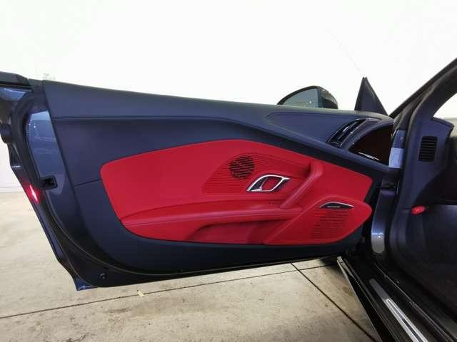 Ｒ８スパイダー Ｖ１０パフォーマンス５．２ＦＳＩクワトロＳトロニック　Ｂ＆Ｏ　サイドブレードマットチタニウムルック　セラミックブレーキ／グロスレッドブレーキキャリパー　ファインナッパレザー（スポーツシート）　ブラックＡｕｄｉｒｉｎｇｓ　Ｄステアリング　認定中古車（45枚目）