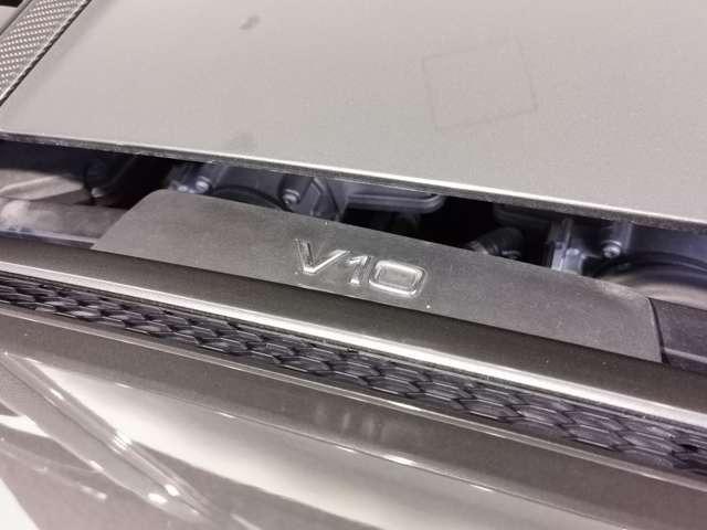 Ｒ８スパイダー Ｖ１０パフォーマンス５．２ＦＳＩクワトロＳトロニック　Ｂ＆Ｏ　サイドブレードマットチタニウムルック　セラミックブレーキ／グロスレッドブレーキキャリパー　ファインナッパレザー（スポーツシート）　ブラックＡｕｄｉｒｉｎｇｓ　Ｄステアリング　認定中古車（59枚目）