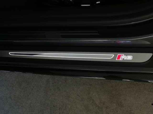 Ｒ８スパイダー Ｖ１０パフォーマンス５．２ＦＳＩクワトロＳトロニック　Ｂ＆Ｏ　サイドブレードマットチタニウムルック　セラミックブレーキ／グロスレッドブレーキキャリパー　ファインナッパレザー（スポーツシート）　ブラックＡｕｄｉｒｉｎｇｓ　Ｄステアリング　認定中古車（69枚目）