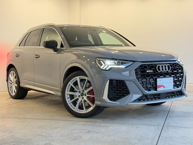 ＲＳ Ｑ３ ベースグレード　１オーナ－　Ｂａｎｇ　＆　Ｏｌｕｆｓｅｎ　　ＲＳスポーツエキゾーストシステム　ＲＳ　ダンピングコントロールサスペンション　ＲＳデザインパッケージ　カーボンエンジンカバー　ファインナッパレザー（6枚目）