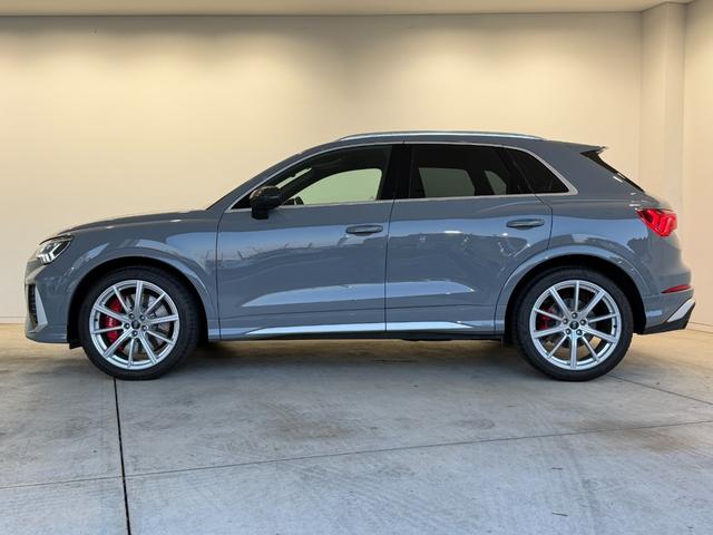 ＲＳ Ｑ３ ベースグレード　１オーナ－　Ｂａｎｇ　＆　Ｏｌｕｆｓｅｎ　　ＲＳスポーツエキゾーストシステム　ＲＳ　ダンピングコントロールサスペンション　ＲＳデザインパッケージ　カーボンエンジンカバー　ファインナッパレザー（7枚目）