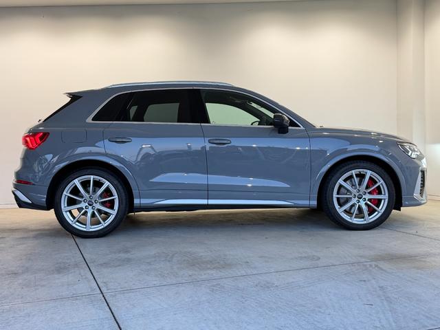 ＲＳ Ｑ３ ベースグレード　１オーナ－　Ｂａｎｇ　＆　Ｏｌｕｆｓｅｎ　　ＲＳスポーツエキゾーストシステム　ＲＳ　ダンピングコントロールサスペンション　ＲＳデザインパッケージ　カーボンエンジンカバー　ファインナッパレザー（8枚目）