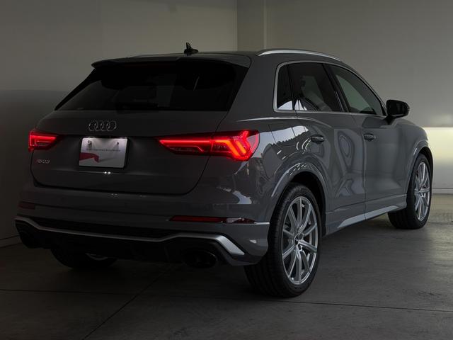 ＲＳ Ｑ３ ベースグレード　１オーナ－　Ｂａｎｇ　＆　Ｏｌｕｆｓｅｎ　　ＲＳスポーツエキゾーストシステム　ＲＳ　ダンピングコントロールサスペンション　ＲＳデザインパッケージ　カーボンエンジンカバー　ファインナッパレザー（13枚目）