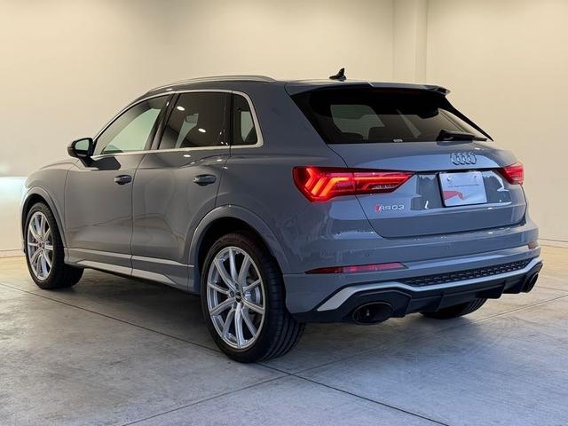 ＲＳ Ｑ３ ベースグレード　１オーナ－　Ｂａｎｇ　＆　Ｏｌｕｆｓｅｎ　　ＲＳスポーツエキゾーストシステム　ＲＳ　ダンピングコントロールサスペンション　ＲＳデザインパッケージ　カーボンエンジンカバー　ファインナッパレザー（14枚目）