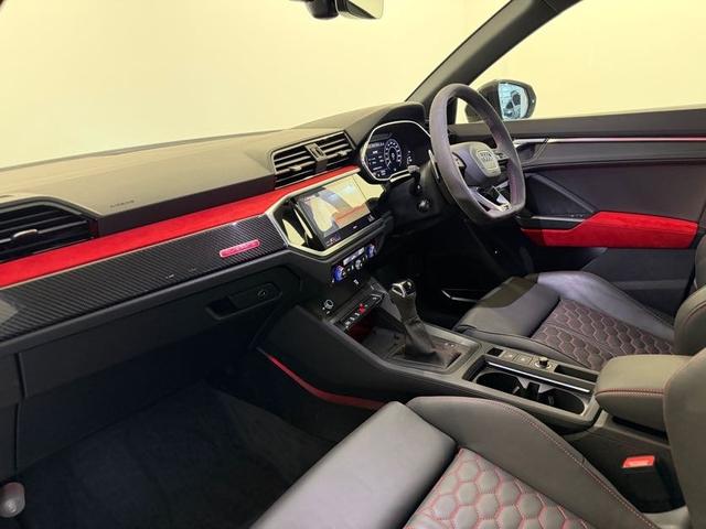 ＲＳ Ｑ３ ベースグレード　１オーナ－　Ｂａｎｇ　＆　Ｏｌｕｆｓｅｎ　　ＲＳスポーツエキゾーストシステム　ＲＳ　ダンピングコントロールサスペンション　ＲＳデザインパッケージ　カーボンエンジンカバー　ファインナッパレザー（18枚目）