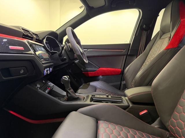 ＲＳ Ｑ３ ベースグレード　１オーナ－　Ｂａｎｇ　＆　Ｏｌｕｆｓｅｎ　　ＲＳスポーツエキゾーストシステム　ＲＳ　ダンピングコントロールサスペンション　ＲＳデザインパッケージ　カーボンエンジンカバー　ファインナッパレザー（21枚目）