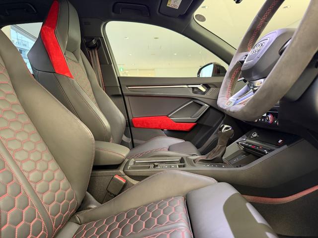 ＲＳ Ｑ３ ベースグレード　１オーナ－　Ｂａｎｇ　＆　Ｏｌｕｆｓｅｎ　　ＲＳスポーツエキゾーストシステム　ＲＳ　ダンピングコントロールサスペンション　ＲＳデザインパッケージ　カーボンエンジンカバー　ファインナッパレザー（22枚目）