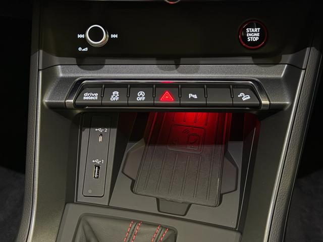 ＲＳ Ｑ３ ベースグレード　１オーナ－　Ｂａｎｇ　＆　Ｏｌｕｆｓｅｎ　　ＲＳスポーツエキゾーストシステム　ＲＳ　ダンピングコントロールサスペンション　ＲＳデザインパッケージ　カーボンエンジンカバー　ファインナッパレザー（47枚目）