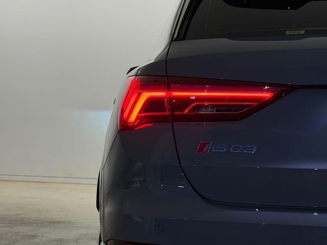 ＲＳ Ｑ３ ベースグレード　１オーナ－　Ｂａｎｇ　＆　Ｏｌｕｆｓｅｎ　　ＲＳスポーツエキゾーストシステム　ＲＳ　ダンピングコントロールサスペンション　ＲＳデザインパッケージ　カーボンエンジンカバー　ファインナッパレザー（65枚目）